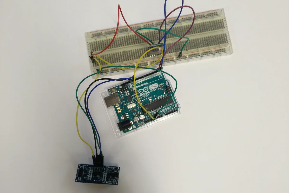 An HC-SR04 ultrasonic sensor wired to an Arduino Uno on a breadboard with jumper wires to the Trig and Echo pins.